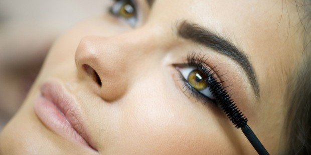 natural-eyelash-growth-putting-on-mascara